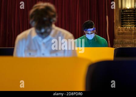 Los Angeles, California, Stati Uniti. 31 Ott 2020. Gli elettori hanno lanciato il loro voto in un centro di voto al Pantages Theatre di Los Angeles, sabato 31 ottobre 2020. Credit: Ringo Chiu/ZUMA Wire/Alamy Live News Foto Stock