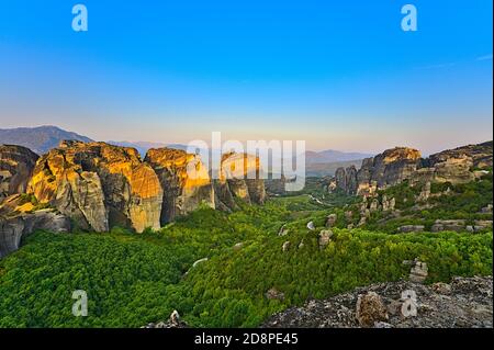 Monastero di Varlaam, Monastero Santo di San Nicola, Monastero di Rousanou e Megalo Meteoreo all'alba Foto Stock