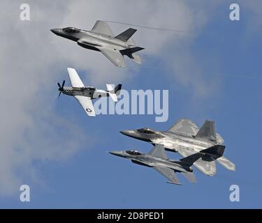 Sanford, Stati Uniti. 31 Ott 2020. L'USAF Heritage Flight, volato da (dall'alto verso il basso) un F-35, P-51, F-22 e F-16 viene eseguito al primo Lockheed Martin Space and Air Show a Sanford, Florida sabato 31 ottobre 2020. Foto di Joe Marino/UPI Credit: UPI/Alamy Live News Foto Stock