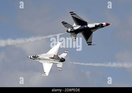 Sanford, Stati Uniti. 31 Ott 2020. Gli USAF Thunderbirds si esibiscono al primo Lockheed Martin Space and Air Show di Sanford, Florida, sabato 31 ottobre 2020. Foto di Joe Marino/UPI Credit: UPI/Alamy Live News Foto Stock