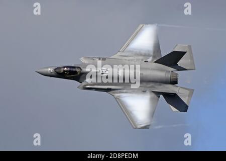 Sanford, Stati Uniti. 31 Ott 2020. Un F-35 vola al primo Lockheed Martin Space and Air Show a Sanford, Florida, sabato 31 ottobre 2020. Foto di Joe Marino/UPI Credit: UPI/Alamy Live News Foto Stock