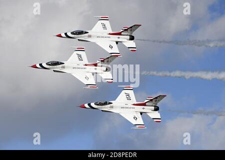 Sanford, Stati Uniti. 31 Ott 2020. Gli USAF Thunderbirds si esibiscono al primo Lockheed Martin Space and Air Show di Sanford, Florida, sabato 31 ottobre 2020. Foto di Joe Marino/UPI Credit: UPI/Alamy Live News Foto Stock