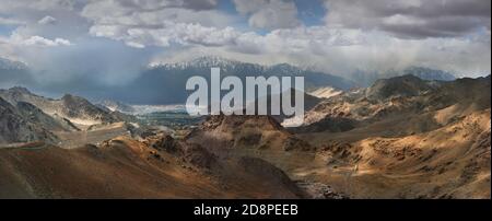 Valle di montagna di Ladakh, Leh è visibile in lontananza tra alberi verdi, panorama, Himalaya, India del Nord Foto Stock