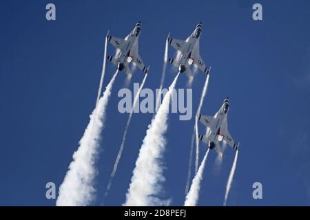 Sanford, Stati Uniti. 31 Ott 2020. Gli USAF Thunderbirds si esibiscono al primo Lockheed Martin Space and Air Show di Sanford, Florida, sabato 31 ottobre 2020. Foto di Joe Marino/UPI Credit: UPI/Alamy Live News Foto Stock