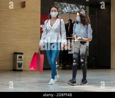 Due donne nel centro commerciale Antara, Città del Messico con maschere facciali durante la pandemia di Covid-19 Foto Stock