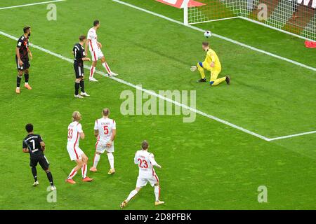 Colonia, Germania. 31 Ott 2020. Serge Gnabry (1°, L) di Monaco segna durante una partita di calcio tedesca tra il FC Bayern Monaco e il FC Colonia a Colonia, Germania, 31 ottobre 2020. Credit: Ulrich Hufnagel/Xinhua/Alamy Live News Foto Stock