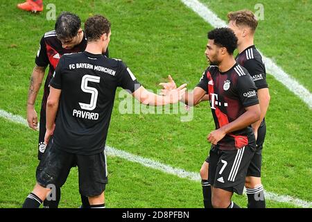 Colonia, Germania. 31 Ott 2020. Serge Gnabry (2°, R) di Monaco festeggia dopo aver segnato durante una partita di calcio tedesca della Bundesliga tra il FC Bayern Monaco e il FC Colonia a Colonia, Germania, 31 ottobre 2020. Credit: Ulrich Hufnagel/Xinhua/Alamy Live News Foto Stock