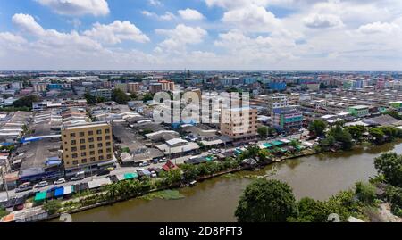 Vista aerea di Mueang mai Bang Plee, Bangsaothong nella provincia pesantemente industrializzata di Samut Prakan, ad est di Bangkok in Thailandia. Foto Stock