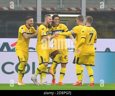 Milano, Italia. 31 Ott 2020. Gervinho di Parma (3° L) celebra il suo primo gol con i suoi compagni di squadra durante una partita di calcio tra Inter Milano e Parma a Milano, Italia, 31 ottobre 2020. Credit: Daniele Mascolo/Xinhua/Alamy Live News Foto Stock