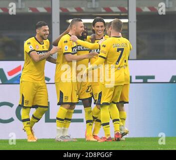 Milano, Italia. 31 Ott 2020. Gervinho di Parma (3° L) celebra il suo primo gol con i suoi compagni di squadra durante una partita di calcio tra Inter Milano e Parma a Milano, Italia, 31 ottobre 2020. Credit: Daniele Mascolo/Xinhua/Alamy Live News Foto Stock