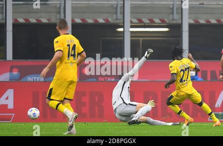 Milano, Italia. 31 Ott 2020. Il Gervinho di Parma (1° R) segna il suo secondo gol durante una partita di calcio tra Inter Milano e Parma a Milano, 31 ottobre 2020. Credit: Daniele Mascolo/Xinhua/Alamy Live News Foto Stock