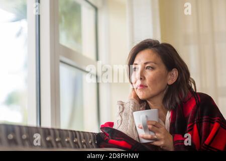 Ritratto di una donna asiatica matura in profondo pensiero. Foto Stock