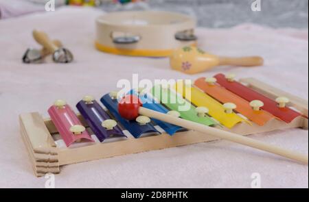 Primo piano di strumenti musicali colorati per i bambini per la prima mattina stimolazione Foto Stock