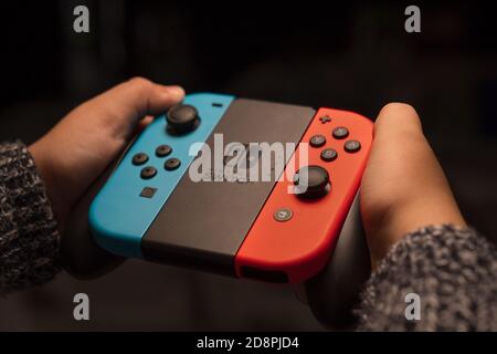 SANTA MARIA CAPUA VETERE, ITALIA - 17 ottobre 2020: Santa Maria CV, Italia, 17 ottobre 2020, le mani di un bambino che gioca un videogioco portatile Foto Stock