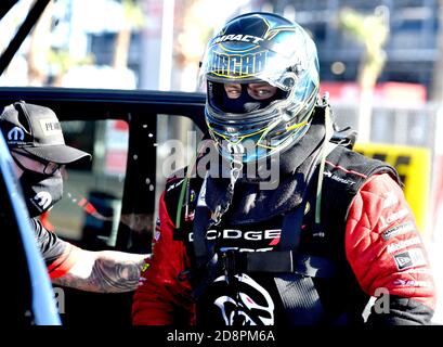 Las Vegas, California, Stati Uniti. 31 Ott 2020. Il pilota di Funny Car Matt Hagan si prepara per il turno di apertura delle qualifiche durante le finali del Camping World NHRA Dodge alla Strip al Las Vegas Motor Speedway sabato 31 ottobre 2020 a Las Vegas, Nevada. Credit: Will Lester/ZUMA Wire/Alamy Live News Foto Stock