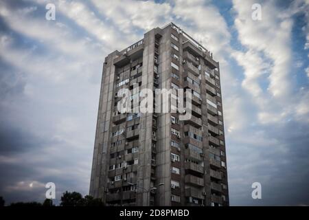 Sfocatura selettiva su un alto edificio da Novi Beograd, a Belgrado, Serbia, un insieme di alloggi comunisti tradizionali con uno stile brutalista, con un Foto Stock