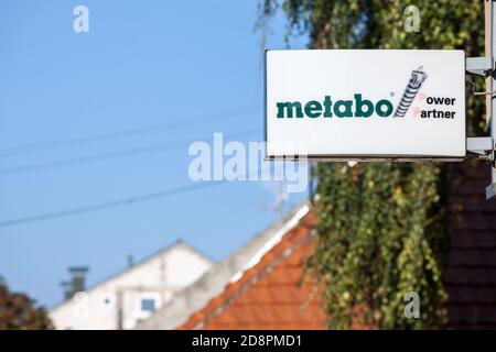 BELGRADO, SERBIA - 11 OTTOBRE 2020: Logo Metabo davanti al rivenditore locale. Metabo, o Metabowerke, è una società industriale tedesca specializzata Foto Stock