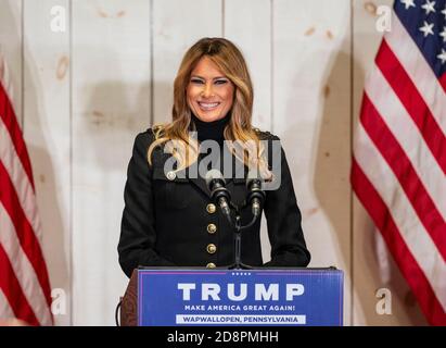 Wapwallopen, Stati Uniti. 31 Ott 2020. First Lady Melania Trump parla al Make America Great Again Event come parte della campagna elettorale a Whitewoods a Wapwallopen, Pennsylvania, il 31 ottobre 2020. (Foto di Lev Radin/Sipa USA) Credit: Sipa USA/Alamy Live News Foto Stock