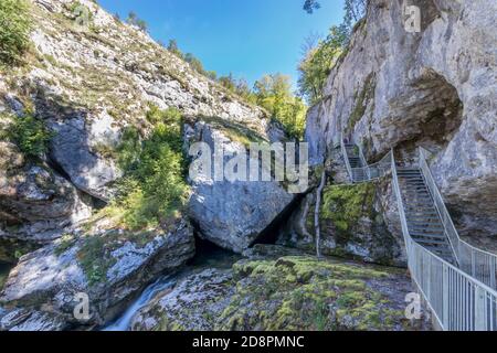 Sentiero escursionistico dei Pertes de l'Ain, perdite del Ain, Giura in Francia Foto Stock