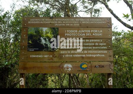 BELmira, COLOMBIA - Jan 20, 2020: Belmira, Antioquia, Colombia - gennaio 19 2020: Consigli istruttivi su tavole di legno sulla strada per il Paramo, Prot Foto Stock