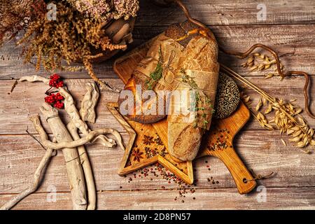 Diversi tipi di pane su una scrivania in legno Foto Stock