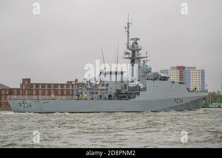 La nuova nave di pattuglia offshore Royal Navy lotto 2 (River Class) HMS Spey (P234) è arrivata a Portsmouth, Regno Unito, per la prima volta il 30/10/20. Foto Stock