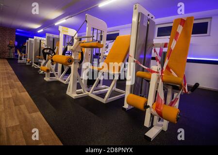 Rattelsdorf, Germania. 31 Ott 2020. La palestra "OnTop Fitness-Point" di Rattelsdorf è quasi deserta. I governi federali e statali hanno deciso un blocco parziale a partire da lunedì prossimo a causa della pandemia di Corona; gli studi di fitness dovranno chiudere di nuovo. Credit: Nicolas Armer/dpa/Alamy Live News Foto Stock