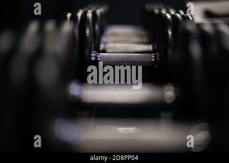 Rattelsdorf, Germania. 31 Ott 2020. I manubri sono collocati sui ripiani corrispondenti nella sala fitness "OnTop Fitness-Point". I governi federali e statali hanno deciso un blocco parziale a partire da lunedì prossimo a causa della pandemia di Corona; gli studi di fitness dovranno chiudere di nuovo. Credit: Nicolas Armer/dpa/Alamy Live News Foto Stock