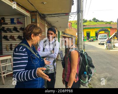 BELmira, COLOMBIA - 20 gennaio 2020: Belmira, Antioquia / Colombia - 18 2020 gennaio: Due donne e un giovane uomo fuori da un negozio di scarpe parlare e ridere Toge Foto Stock