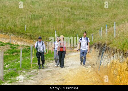 BELmira, COLOMBIA - 20 gennaio 2020: Belmira, Antioquia / Colombia - 18 2020 gennaio: Gruppo di turisti a piedi con una guida, escursionismo a Belmira protetto Foto Stock