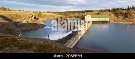 Vista panoramica della diga di Horseshoe Falls presso il fiume Bow, alle pendici delle Montagne Rocciose a ovest di Calgary, Alberta Foto Stock