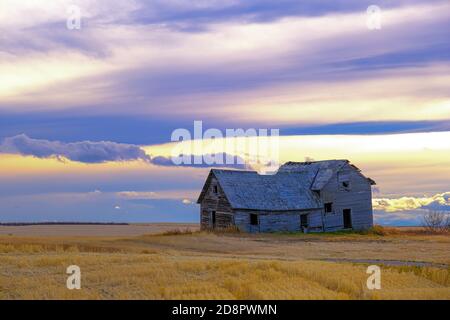 Casale abbandonato in alberta rurale Canada con cielo nuvoloso Foto Stock