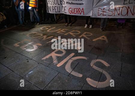 Barcellona, Spagna. 31 Ott 2020. La guerra slogan contro i ricchi è vista dipinta sul terreno di fronte alla Cattedrale di Barcellona. Sotto lo slogan della zona di guerra di Barcellona, i collettivi anti-sfratto di Barcellona hanno dimostrato di denunciare l'ondata di sfratti subiti dalle famiglie di Barcellona. Dopo la fine della manifestazione si sono verificati disordini e accuse di polizia. Credit: SOPA Images Limited/Alamy Live News Foto Stock