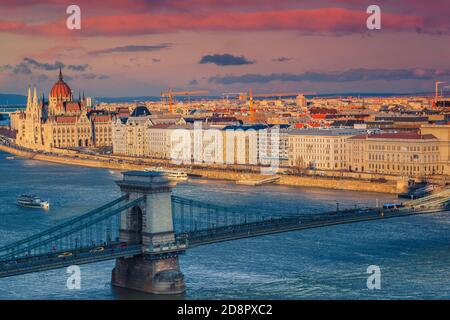 Splendida vista dal castello di Buda con il ponte delle catene sul Danubio e il famoso palazzo del parlamento, Budapest, Ungheria, Europa Foto Stock