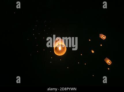 Chiang mai, Thailandia. 31 Ott 2020. Le lanterne del cielo liberate galleggiano in cielo durante il festival tradizionale di Yi Peng a Chiang mai, Thailandia, 31 ottobre 2020. Credit: Zhang Keren/Xinhua/Alamy Live News Foto Stock