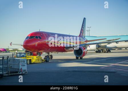 PRAGA, REPUBBLICA CECA - 30 APRILE 2018: Airbus A320 (OO-SNA) di Brussels Airline, dipinto in una livrea speciale in onore della nazionale belga footba Foto Stock