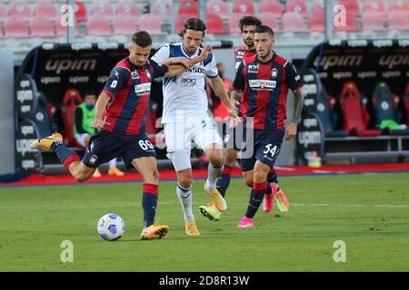 Arkadiusz Reca (Crotone FC) e Hans Hateboer (Atalanta BC) durante FC Crotone vs Atalanta Bergamasca Calcio, Calcio italiano Serie A match, crotone, C. Foto Stock