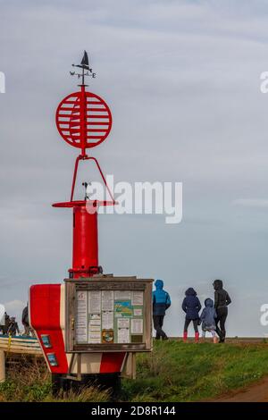 una giovane famiglia fuori per una passeggiata a blakeney sulla costa nord del norfolk. Foto Stock