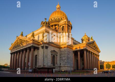 Primo piano della cattedrale di Sant'Isacco all'inizio di giugno. San Pietroburgo, Russia Foto Stock