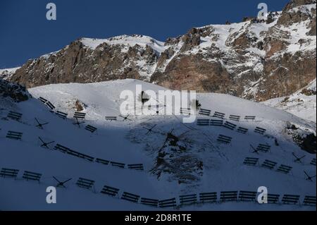 costruzione anti valanghe in alta montagna con neve bianca in inverno con cielo blu sulla stazione sciistica di ricreazione Foto Stock