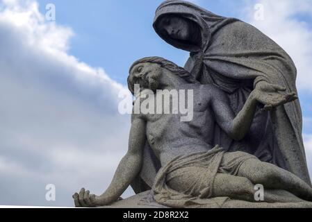 Statua del cimitero, Gesù e Maria moneta contro un cielo blu. Foto Stock