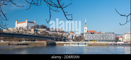 BRATISLAVA, SLOVACCHIA, 1 DICEMBRE 2017: Il lungofiume in inverno con il castello e la cattedrale sullo sfondo. Foto Stock