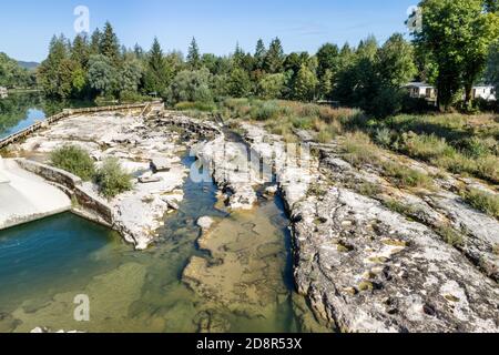 Impressionante formazione rocciosa nel fiume Ain al villaggio di Pont de Poitte , Giura in Francia Foto Stock