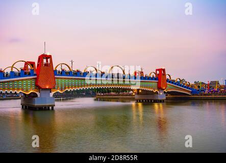 Foto a lunga esposizione del Ponte di Brendeng (Jembatan Brendeng) attraverso il fiume Cisadane a Tangerang, Banten, Indonesia. Foto Stock