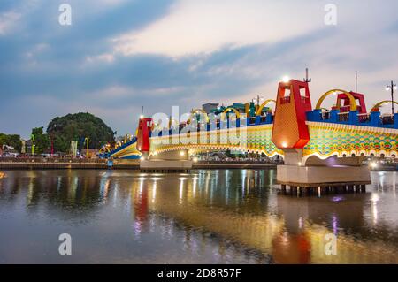 Foto a lunga esposizione del Ponte di Brendeng (Jembatan Brendeng) attraverso il fiume Cisadane a Tangerang, Banten, Indonesia. Foto Stock