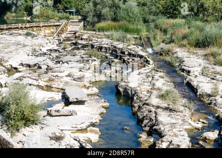 Impressionante formazione rocciosa nel fiume Ain al villaggio di Pont de Poitte , Giura in Francia Foto Stock