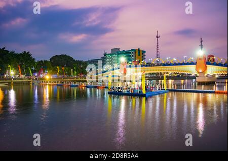 Foto a lunga esposizione del Ponte di Brendeng (Jembatan Brendeng) attraverso il fiume Cisadane a Tangerang, Banten, Indonesia. Foto Stock