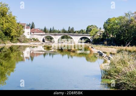 Impressionante formazione rocciosa nel fiume Ain al villaggio di Pont de Poitte , Giura in Francia Foto Stock