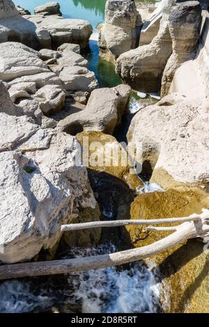 Impressionante formazione rocciosa nel fiume Ain al villaggio di Pont de Poitte , Giura in Francia Foto Stock