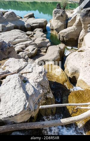 Impressionante formazione rocciosa nel fiume Ain al villaggio di Pont de Poitte , Giura in Francia Foto Stock